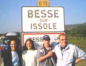 Familie Besse vor derm Ortsschild von BESSE sur Issole, das liegt in Südfrankreich.
